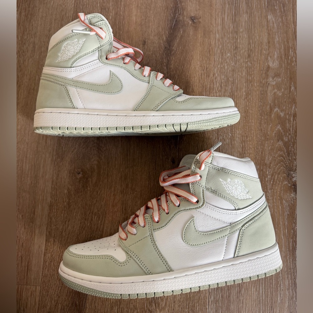 Women’s Air Jordan 1 Retro High OG in Seafoam - Picture 5 of 8